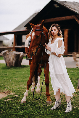 포토 JPG 해외이미지 전신 한마리 응시 여자 한명 성인 야외 건물 목장 잡기 말_동물 성인여자한명만 해외202310 해외포토 1 건축물 시선 포유류 모션 사람 여자한명만 성인여자만 파일형식