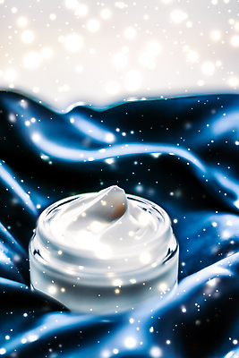 포토 JPG 해외이미지 근접촬영 사람없음 파란색 반짝임 고급 피부관리 스킨케어 기초화장품 수분크림 해외202310 해외포토 뷰포인트 컬러 컨셉 모션 뷰티 화장품 파일형식