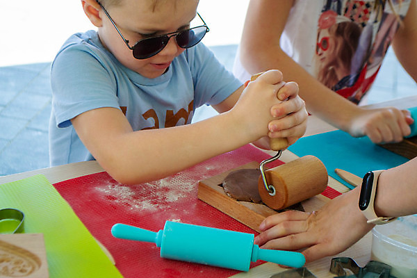 포토 JPG 해외이미지 손 남자 어린이 디저트 도마 한명 소년 상반신 옆모습 신체부위 선글라스 반죽 제빵 밀대 요리중 쿠키틀 소년한명만 해외202310 해외포토 1 안경 음식 뷰포인트 모션 주방용품 사람 제과제빵 제빵도구 남자한명만 소년만 파일형식