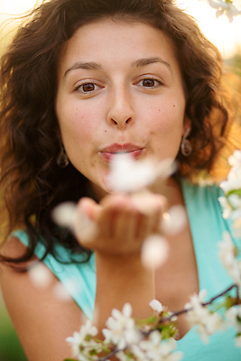 포토 JPG 해외이미지 나무 모델 라이프스타일 공원 여자 꽃 행복 감정 얼굴 꽃무늬 자연 친절 갈색머리 한명 미소 사람 야외 초록색 빛 뷰티 유행 정원 맑음 일몰 봄 기쁨 낭만 벚꽃 흰색 나뭇가지 신선 개화 체리 아로마 내추럴 해외202310 해외포토 식물 1 헤어스타일 계절 공공시설 컬러 컨셉 무늬 과일 날씨 표정 생활 신체부위 노을 생태계 파일형식