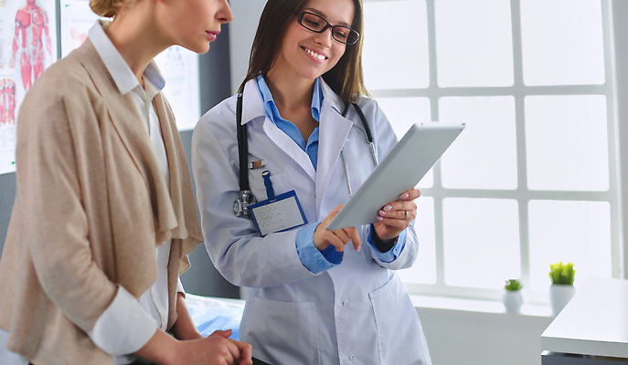 포토 JPG 해외이미지 직업 응시 여자 청진기 건강 병원 대화 미소 두명 노트북 약 듣기 시험 환자 의사 흰색 긴급 가리킴 기록 질병 구조원 문서 약속 처방 방문 문제 돌봄 물리치료사 서류판 소아과의사 심장병 해외202310 해외포토 시선 교육 컬러 의학 의료기기 모션 표정 말하기 사람 손짓 전자제품 사무용품 의료진 치료사 파일형식