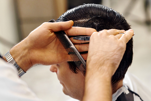 포토 JPG 해외이미지 헤어스타일 손 응시 남자 시계 앉기 상반신 성인 두명 장비 머리빗 망토 미용사 이발 가위질 이발소 성인남자만 해외202310 해외포토 직업 시선 모션 가위_도구 사람 신체부위 미용용품 뷰티샵 남자만 성인만 파일형식