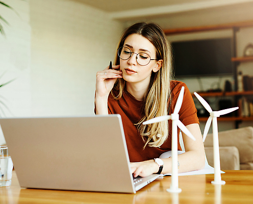 포토 JPG 해외이미지 백인 모델 학생 여자 교육 행복 인터넷 비즈니스 바람 주택 실내 한명 미소 초록색 노트북 학습 컴퓨터 사무실 뷰티 환경 공책 힘 재활용 방 풍차 발전기 에너지 업무 작업 책상 에코 혁명 생태학 온라인강의 프리랜서 해외202310 해외포토 자연요소 서양인 직업 1 감정 컬러 가구 컨셉 날씨 문구용품 표정 사람 내부 건물 전자제품 발전소 강의 친환경 파일형식 언택트