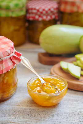 포토 JPG 해외이미지 그릇 조각 유리병 사람없음 아웃포커스 티스푼 잼 슬라이스 나무도마 주키니 주키니호박 해외202310 해외포토 식기 병_용기 도마 촬영기법 목재 숟가락 소스_음식 파일형식