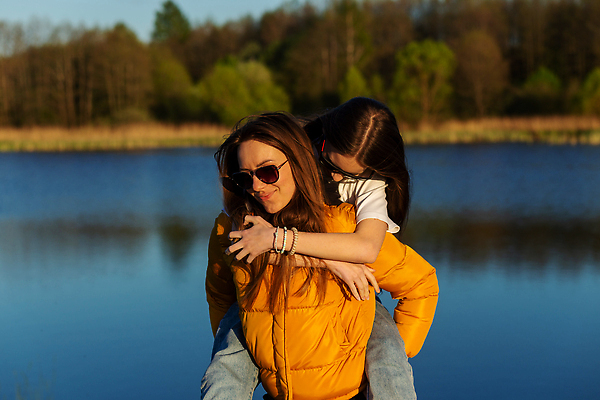 포토 JPG 해외이미지 라이프스타일 공원 여자 딸 행복 호수 어린이 백그라운드 2 가족 포옹 자연 놀이 엄마 휴가 함께함 건강 사랑 웃음 사람 야외 두명 물 뷰티 걷기 침묵 일몰 봄 재킷 기쁨 숲 돌봄 해외202310 해외포토 자연요소 계절 공공시설 감정 컨셉 관계 안기 모션 표정 생활 노을 소리 외투 생태계 파일형식