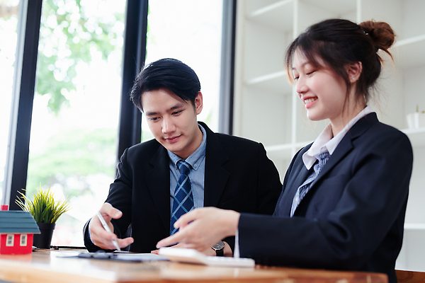 포토 JPG 해외이미지 여자 남자 비즈니스 부동산 동양인 상반신 성인 두명 앞모습 옆모습 펜 거래 중개인 계약 문서 계약서 성인만 해외202310 해외포토 직업 뷰포인트 사람 인종 필기구 재산 파일형식