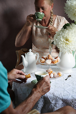 포토 JPG 해외이미지 라이프스타일 식기 커플 여자 꽃 행복 커피 음료 결혼 백그라운드 2 가족 아침 남편 디저트 주택 함께함 실내 건강 사랑 미소 사람 앉기 내부 두명 컵 뷰티 유행 쿠키 수확 흰색 아내 차 아침식사 달리아 복고 페스츄리 맛있는 해외202310 해외포토 주간 식물 감정 음식 빵 컬러 컨셉 농업 관계 모션 표정 이벤트 건물 생활 식사 파일형식