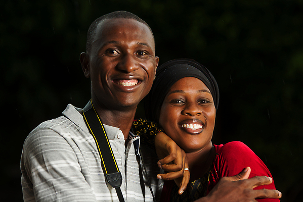 포토 JPG 해외이미지 라이프스타일 커플 응시 행복 백그라운드 포옹 성인 야외 두명 빨간색 뷰티 카메라 검은색 목도리 반지 소프트포커스 고립 해외202310 해외포토 시선 잡화 감정 컬러 장신구 관계 안기 촬영기법 사람 생활 전자제품 파일형식