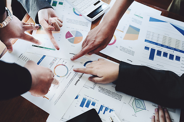 포토 JPG 해외이미지 직업 여자 남자 백그라운드 컨셉 비즈니스 통신 회의 협력 설계 함께함 실내 대화 협상 사람 여러명 금융 노트북 사무실 계산기 흰색 업무 작업 비즈니스맨 비즈니스우먼 그룹 계획 토론 종업원 분석 동료 면접 문서 마케팅 예산 콜라보레이션 브레인스토밍 해외202310 해외포토 컬러 다수 관계 문구용품 말하기 내부 경제 전자제품 장비 직장인 파일형식