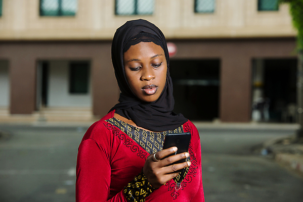 포토 JPG 해외이미지 전통 응시 옷 여자 종교 인터넷 모바일 한명 야외 빨간색 스마트폰 핸드폰 뷰티 검은색 목도리 잡기 우아함 이슬람교 무선전화기 온라인 베일 고립 해외202310 해외포토 1 시선 잡화 컬러 컨셉 모션 사람 전자제품 스마트기기 전화기 파일형식