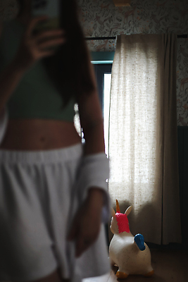 포토 JPG 해외이미지 모델 라이프스타일 웰빙 여자 감정 컨셉 생각 신체 창문 아침 날씨 휴식 아파트 갈색머리 실내 건강 한명 내부 꿈 방 낭만 표현 관찰 우아함 속옷 실크 피부 명상 배려 혼자 스타일 해외202310 해외포토 주간 1 헤어스타일 옷 모션 주택 사람 생활 신체부위 직물 파일형식