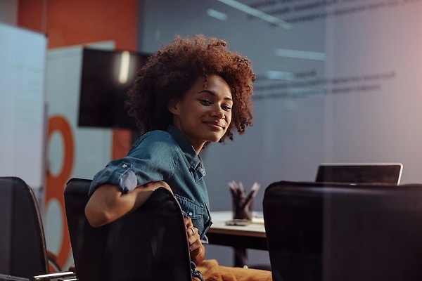 포토 JPG 해외이미지 직업 라이프스타일 여자 행복 흑인 인터넷 비즈니스 노동자 직장 한명 미소 사람 앉기 내부 노트북 사무실 공책 방 업무 도움 비즈니스우먼 중개인 책상 검색 경영자 문서 긍정 온라인 경영 고용 해외202310 해외포토 서양인 1 감정 가구 컨셉 회사 모션 문구용품 표정 생활 전자제품 구직 작업 직장인 리더 채용 파일형식