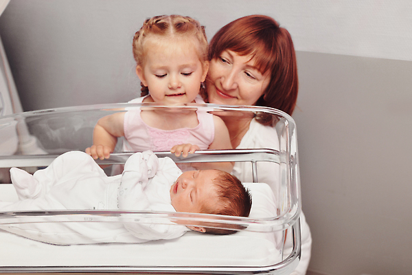 포토 JPG 해외이미지 응시 여자 딸 할머니 어린이 가족 엄마 휴식 새로움 건강 병원 세명 상자 임산부 놀이방 고통 장비 침대 아기 신생아 잠 출산 센터 작음 플라스틱 낮잠 언니 병실 거짓말 돌봄 아크릴 안락 해외202310 해외포토 시선 노년 감정 가구 컨셉 의학 관계 모션 재질 사람 임신 크기 자매 파일형식