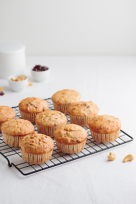 포토 JPG 해외이미지 그릇 사람없음 머핀 건포도 캐슈넛 핸드메이드 식힘망 해외202310 해외포토 식기 빵 포도 주방도구 견과류 건과일 제빵도구 파일형식