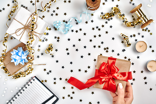 포토 JPG 해외이미지 손 리본 크리스마스 초 신체부위 선물상자 펜 공책 축하 황금 흰배경 색종이 해외202310 해외포토 기념일 종이 백그라운드 컨셉 문구용품 선물 사람 상자 필기구 흰색 파일형식