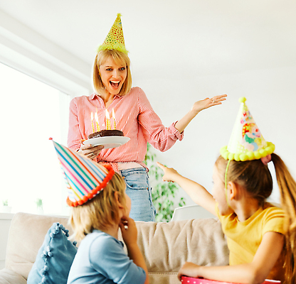 포토 JPG 해외이미지 접시 여자 남자 어린이 촛불 가족 들기 소년 성인 세명 소파 케이크 가리킴 생일파티 즐거움 해외202310 해외포토 식기 감정 의자 초 관계 모션 디저트 사람 손짓 생일 파일형식