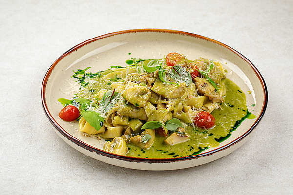 포토 JPG 해외이미지 접시 음식 부분 탁자 파스타 요리 사람없음 가로 식당 식사 이탈리아 허브 메뉴 준비 점심식사 페투치네 페스토 해외202310 해외포토 식물 식기 유럽 가구 서양음식 상점 소스_음식 파스타면 파일형식