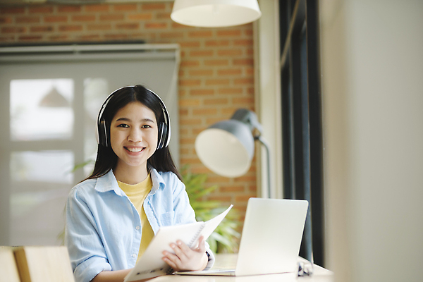 포토 JPG 해외이미지 학생 응시 교육 포즈 인터넷 교실 학교 청소년 수업 실내 한명 미소 노트북 학습 뷰티 헤드폰 공책 듣기 정보 잡기 연결 스마트 집중 대학교 긍정 과제 멀리 온라인 리뷰 온라인강의 지능 프로젝트 가상 네트워킹 자극 해외202310 해외포토 1 시선 음향기기 컨셉 모션 문구용품 표정 사람 내부 전자제품 네트워크 강의 파일형식 언택트