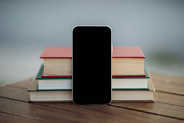 포토 JPG 해외이미지 전신 템플릿 라이프스타일 공원 교육 백그라운드 컨셉 인터넷 통신 탁자 모바일 서기 사람없음 야외 책 스마트폰 핸드폰 스터디 쌓기 디지털 스크린 모니터 검은색 웹 공백 어플리케이션 정상 책상 대학교 온라인 온라인강의 터치스크린 목업 제의 비어있는 해외202310 해외포토 공공시설 컬러 가구 학교 모션 생활 전자제품 스마트기기 학습 컴퓨터 강의 파일형식 언택트