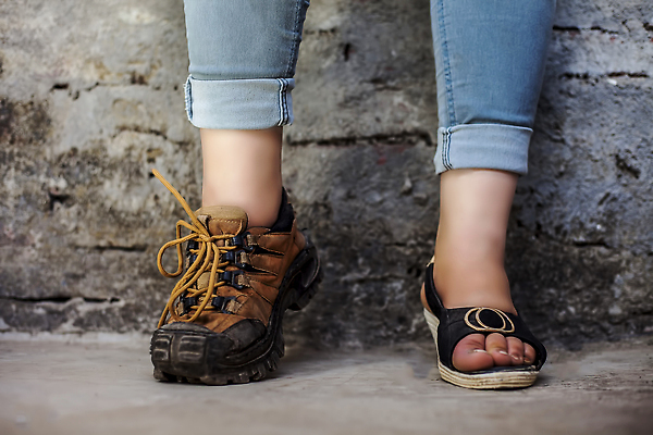 포토 JPG 해외이미지 백인 모델 여자 포즈 신발 컨셉 벽돌 사람 성인 사람없음 파란색 뷰티 유행 검은색 희망 오픈 화려 클래식 우아함 샌들 허리 묘사 다이아몬드 발가락 시들음 발목 구식 얇은 양발 해외202310 해외포토 서양인 감정 컬러 발 신체부위 보석 파일형식