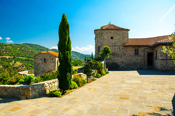 포토 JPG 해외이미지 전통 유럽 종교 문화 여행 건축양식 자연 하늘 지붕 산 파노라마 사람없음 건물 초록색 파란색 뷰티 교회 여행객 시골 재산 숲 그리스 그림 신성 사암 수도원 그리스인 랜드마크 수녀원 옛날 회랑 메테오라 해외202310 해외포토 서양인 건축물 건축 나라 컬러 종교건축 촬영기법 사람 금융 세계문화유산 돌_바위 복도 생태계 파일형식