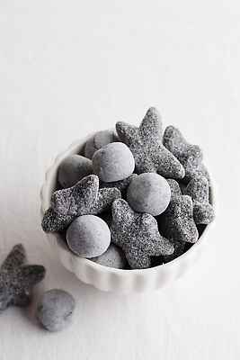 포토 JPG 해외이미지 모양 전통 음식 탁자 핀란드 사탕 종류 사람없음 쌓기 과자 검은색 여러개 사발 닫기 달콤 맛 섞기 짠맛 카피스페이스 맛있는 해외202310 해외포토 컬러 가구 다수 컨셉 모션 디저트 북유럽 공백 사기그릇 파일형식