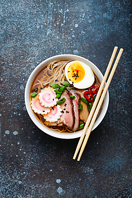 포토 JPG 해외이미지 그릇 백그라운드 젓가락 사람없음 계란 라멘 차슈 해외포토 식기 수저 돼지고기 알 면류 일본음식 파일형식