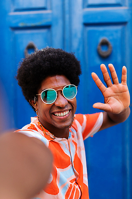 포토 JPG 해외이미지 라이프스타일 헤어스타일 손 남자 행복 물결 흑인 백그라운드 셔츠 패턴 청소년 모바일 휴가 거리 한명 사람 야외 파란색 스마트폰 핸드폰 컬러풀 선글라스 문 마을 기쁨 시원함 셀프카메라 지중해 그림 주말 소셜미디어 영상통화 스타일 힙스터 1인미디어 해외202310 해외포토 서양인 1 패션 감정 안경 바다 컬러 상의 무늬 생활 신체부위 전자제품 스마트기기 사진촬영 방송 통화 파일형식