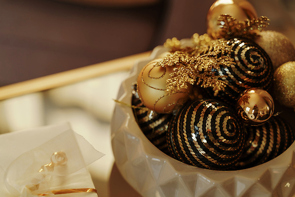 포토 JPG 해외이미지 그릇 크리스마스 겨울 사람없음 금색 분위기 오너먼트 해외포토 식기 계절 기념일 컬러 컨셉 크리스마스장식 파일형식