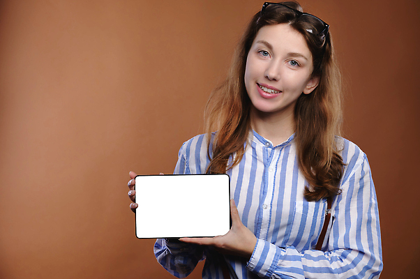 포토 JPG 해외이미지 백인 모델 학생 응시 여자 행복 백그라운드 셔츠 인터넷 비즈니스 사업가 노동자 실내 한명 미소 사람 성인 컴퓨터 뷰티 알약 귀여움 디지털 웹 흰색 잡기 업무 비즈니스우먼 자신감 어플리케이션 종업원 무선전화기 와이파이 고립 해외202310 해외포토 서양인 직업 1 시선 감정 컬러 컨셉 상의 모션 표정 내부 전자제품 약 작업 직장인 전화기 무선인터넷 파일형식