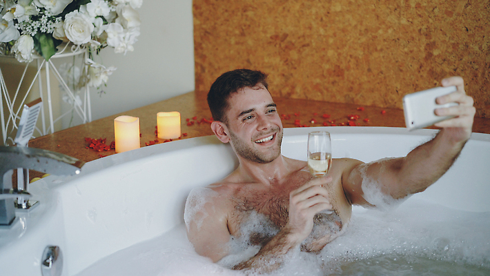 포토 JPG 해외이미지 백인 1 남자 꽃 행복 포즈 인터넷 유리 휴식 수염 통 건강 한명 사람 물 스마트폰 핸드폰 카메라 사진촬영 스파 목욕 거품 기쁨 검은머리 샴페인 셀프카메라 스마트 그림 와이파이 비누 소셜미디어 혼자 해외202310 해외포토 자연요소 서양인 식물 헤어스타일 감정 컨셉 재질 주류 전자제품 스마트기기 위생용품 촬영 청결 무선인터넷 파일형식