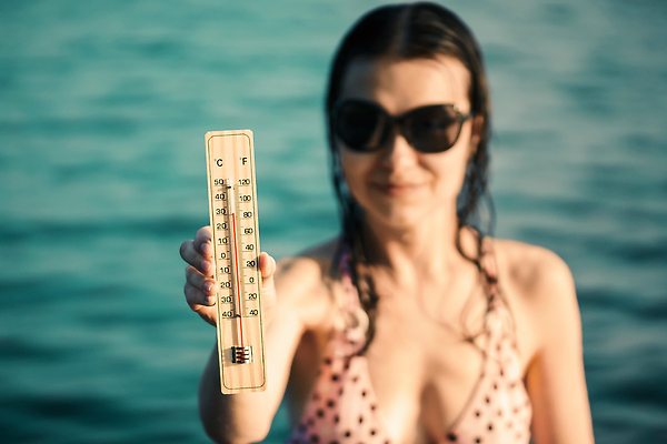 포토 JPG 해외이미지 백인 계절 여자 파도 바다 여행 자연 날씨 휴가 휴식 따뜻함 한명 사람 야외 물 선글라스 태양 뷰티 맑음 수영 어둠 뜨거움 온도계 측정 휴양지 눈금 난방 온도 섭씨 해외202310 해외포토 자연요소 서양인 1 안경 컨셉 장소 수상스포츠 생태계 파일형식