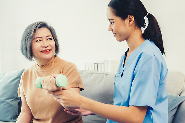 포토 JPG 해외이미지 여자 노년 실내 앉기 동양인 상반신 성인 두명 앞모습 옆모습 치료 실버라이프 건강관리 힘 아령 환자 간호사 잡기 도움 간병인 노후건강 돌봄 여자만 돌봄서비스 해외202310 해외포토 직업 라이프스타일 뷰포인트 컨셉 의학 모션 건강 관리 사람 인종 내부 노후 의료진 서비스 파일형식