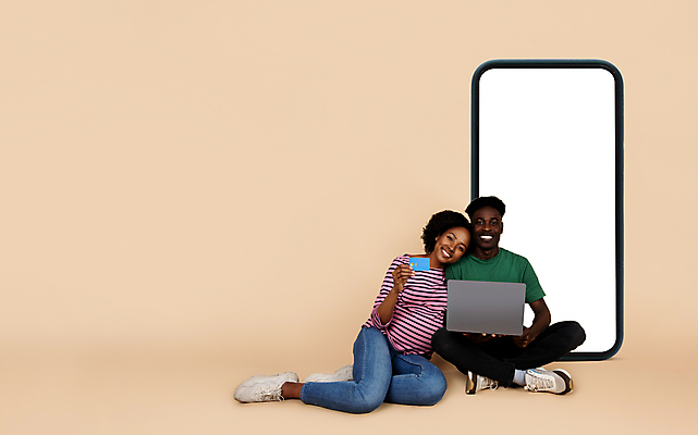 포토 JPG 해외이미지 전신 여자 남자 백그라운드 들기 앉기 성인 두명 노트북 스마트폰 스크린 기댐 신용카드 베이지색 목업 성인만 카피스페이스 해외포토 컬러 모션 사람 금융 전자제품 핸드폰 스마트기기 공백 파일형식