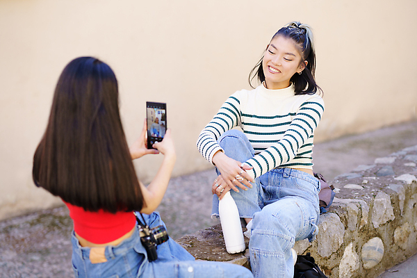포토 JPG 해외이미지 주간 긴머리 여자 행복 여행 모바일 휴가 거리 함께함 미소 앉기 동양인 야외 두명 가로 스마트폰 핸드폰 햇빛 여행객 우정 기쁨 바위 도시 스웨터 긍정 블러 소셜미디어 순간 스타일 해외202310 해외포토 자연요소 헤어스타일 감정 컨셉 상의 모션 표정 사람 인종 친구 전자제품 스마트기기 태양 돌_바위 파일형식