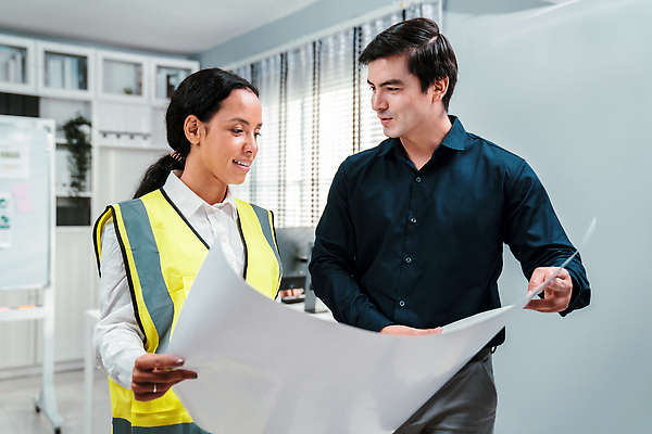포토 JPG 해외이미지 응시 여자 남자 도안 창문 회의 협력 책장 들기 상반신 성인 옆모습 사무실 블라인드 직장인 엔지니어 화이트보드 안전조끼 성인만 해외202310 해외포토 직업 시선 뷰포인트 가구 비즈니스 모션 사람 커튼 기술자 파일형식