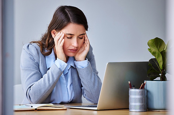 포토 JPG 해외이미지 손 여자 화분 화초 스트레스 피곤 한명 앉기 상반신 성인 옆모습 노트북 사무실 연필 눈감음 공책 기댐 졸음 책상 연필꽂이 성인여자한명만 해외202310 해외포토 식물 1 감정 뷰포인트 가구 컨셉 비즈니스 모션 문구용품 학용품 사람 신체부위 전자제품 필기구 여자한명만 성인여자만 파일형식