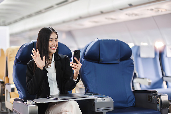 포토 JPG 해외이미지 여자 의자 비행기 한명 앉기 동양인 상반신 성인 앞모습 노트북 스마트폰 인사 승객 기내 성인여자한명만 해외202310 해외포토 1 뷰포인트 가구 항공교통 모션 대중교통 사람 인종 전자제품 핸드폰 스마트기기 예절 공공장소 여자한명만 성인여자만 파일형식