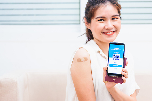 포토 JPG 해외이미지 손 여자 여행 건강 병원 한명 사람 스마트폰 핸드폰 약 노란색 디지털 환자 바늘 바이러스 보호 질병 예방 문서 보안 여권 붕대 주사약 팔 돌봄 면역력 백신 석고 예방접종 예방주사 전염병 제어 증명서 코로나바이러스 해외202310 해외포토 1 컬러 컨셉 의학 모션 주사기 안전 신체부위 전자제품 스마트기기 도구 접종 파일형식