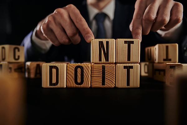 포토 JPG 해외이미지 손 알파벳 비즈니스 텍스트 아이디어 신체부위 단어 검은색 선택 고민 나무블록 카피스페이스 해외202310 해외포토 문자 영어 감정 컬러 컨셉 사람 목재 공백 블록 파일형식