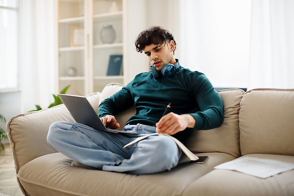 포토 JPG 해외이미지 백인 직업 학생 라이프스타일 교육 남자 유럽 백그라운드 컨셉 인터넷 비즈니스 중동 거리 주택 실내 한명 사람 앉기 20대 성인 노트북 스터디 컴퓨터 소파 흰색 업무 대학교 히스패닉 온라인 아랍어 온라인강의 프리랜서 밀레니얼 해외202310 해외포토 서양인 1 나라 컬러 의자 학교 모션 청년 내부 건물 생활 경제 전자제품 학습 작업 강의 파일형식 언택트