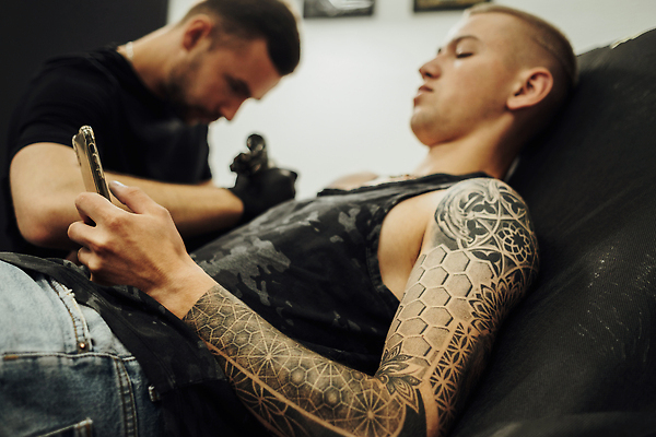 포토 JPG 해외이미지 백인 남자 장갑 잉크 실내 미술 사람 두명 기계 그리기 스케치 문신 고객 피부 예술가 주인 방법 살균 해외202310 해외포토 서양인 잡화 모션 문화예술 내부 신체부위 파일형식