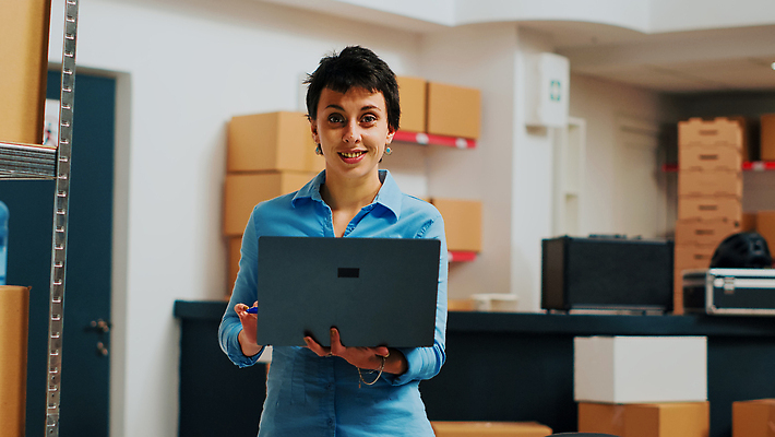 포토 JPG 해외이미지 백인 여자 노동자 실내 한명 미소 들기 상반신 성인 앞모습 노트북 상자 작업 물류창고 성인여자한명만 해외202310 해외포토 서양인 직업 1 뷰포인트 모션 표정 사람 내부 전자제품 창고 여자한명만 성인여자만 파일형식