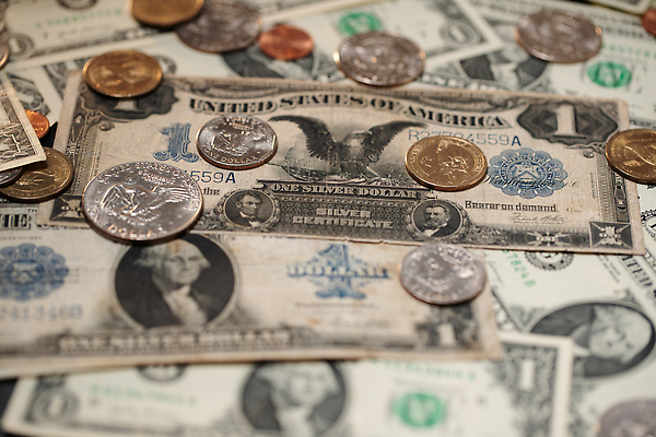 포토 JPG 해외이미지 1 지폐 돈 패턴 날개 비즈니스 성공 사람없음 금융 숫자 달러 동전 미국 펼침 저축 골동품 역사 시장 구매 은색 큼 독수리 계산서 대출 계좌 구역 승인 옛날 워싱턴 증명서 해외202310 해외포토 문자 컬러 컨셉 북아메리카 무늬 모션 조류 경제 쇼핑 재산 크기 파일형식