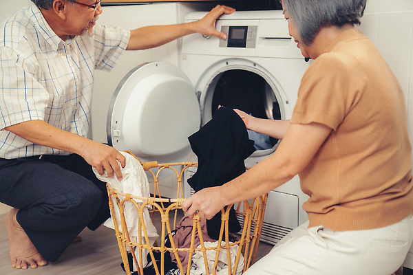 포토 JPG 해외이미지 전신 여자 할아버지 노년 남자 할머니 들기 두명 옆모습 바구니 주방 도움 빨래 무릎꿇기 나무바닥 세탁기 노인만 해외202310 해외포토 뷰포인트 컨셉 가사 모션 바닥 사람 성인 가전제품 성인만 파일형식