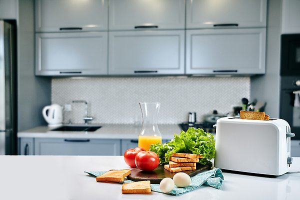 포토 JPG 해외이미지 채소 과일 식재료 탁자 사람없음 주방 계란 아침식사 오렌지주스 식빵 토스트 토스트기 해외202310 해외포토 빵 가구 알 식사 가전제품 과일주스 파일형식