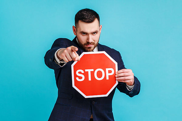 포토 JPG 해외이미지 남자 경고 한명 들기 상반신 성인 앞모습 파란색 가리킴 표지판 정지 거절 성인남자한명만 해외202310 해외포토 1 뷰포인트 컬러 컨셉 모션 알림판 사람 손짓 남자한명만 성인남자만 파일형식