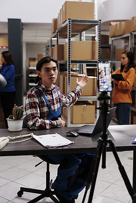 포토 JPG 해외이미지 여자 남자 의자 노동자 실내 앉기 동양인 상반신 성인 앞모습 옆모습 세명 스마트폰 상자 촬영 가리킴 작업 물류창고 성인만 해외202310 해외포토 직업 뷰포인트 가구 모션 사람 인종 손짓 내부 핸드폰 스마트기기 창고 파일형식