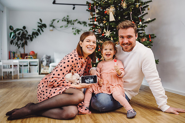 포토 JPG 해외이미지 나무 백인 모자 커플 딸 행복 별 어린이 크리스마스 통신 가족 엄마 남편 휴가 전등 새해 아파트 주택 실내 3 선물 사람 앉기 내부 장식 세명 뷰티 축제 기쁨 축하 잡기 아내 분위기 아빠 정상 어깨 주기 넣기 크리스마스이브 해외202310 해외포토 자연요소 서양인 식물 잡화 기념일 감정 컨셉 관계 모션 조명 건물 신체부위 파일형식