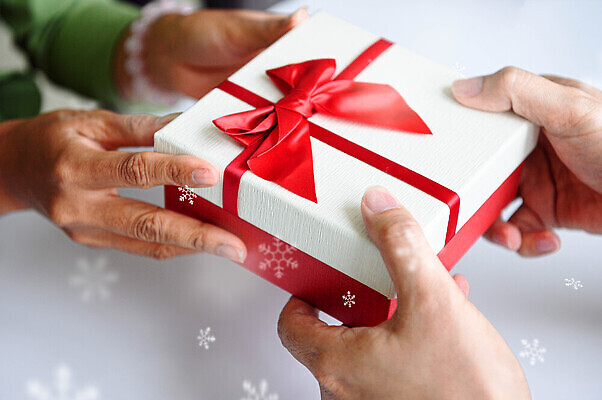 포토 JPG 해외이미지 라이프스타일 손 커플 여자 기념일 남자 행복 리본 종이 백그라운드 크리스마스 겨울 포장 가족 휴가 새로움 발렌타인데이 선물 사랑 사람 이벤트 사람없음 장식 빨간색 친구 선물상자 상자 뷰티 축제 놀람 흰색 축하 인사 잡기 생일 연도 오브젝트 활 주기 패키지 해외202310 해외포토 계절 감정 컬러 컨셉 관계 모션 데이이벤트 표정 생활 신체부위 예절 파일형식